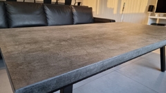 Mesa con porcelanato concreto gris satinado