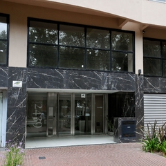 Edificio con porcelanato Marmol imperial pulido como revestimiento exterior