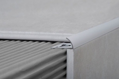 perfil guardacanto arco 10mm * 2.5mm tapando una union en mesada