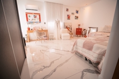 Dormitorio con piso de porcelanto calacata white