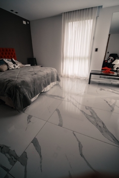 Cuarto con porcelanato calacata white pulido colocado en el piso