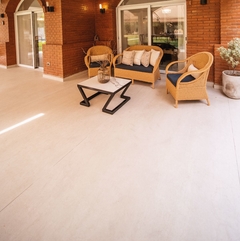 Galeria con piso de porcelanato pietra beige