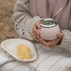 tomando en un mate criollo blanco