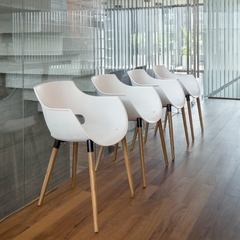 Sillas frida wood de PVC y Madera blanca en un living