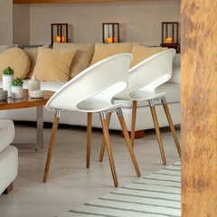 Silla one wood blanca patas de madera en living
