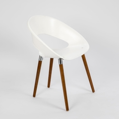 Silla one wood blanca patas de madera fondo liso
