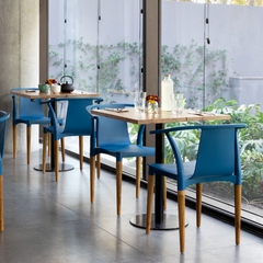 Silla palta wood celeste y patas de madera