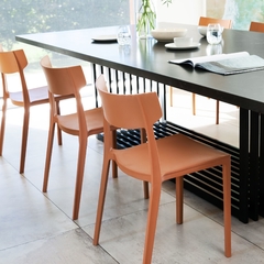 Silla rio en una mesa elegante