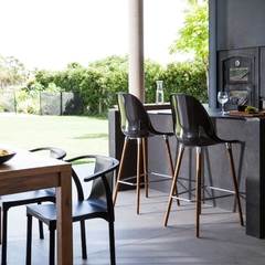Taburete nina wood negras pata de madera junto a una barra