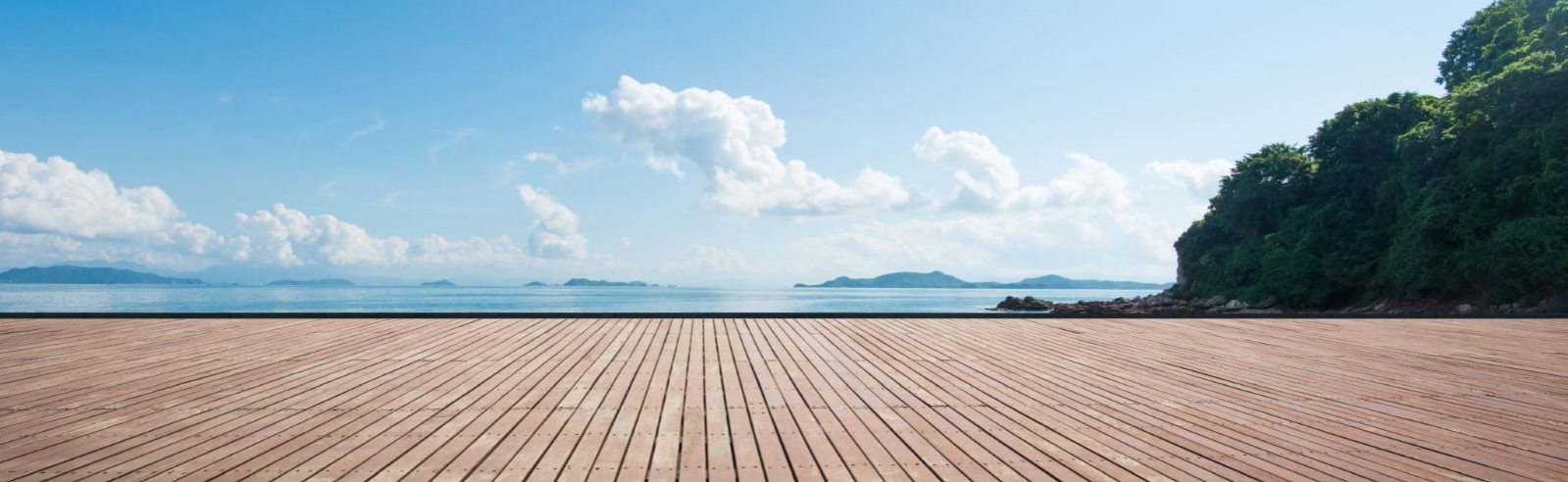 De madeira planks alinhada à rever os mais e montanha