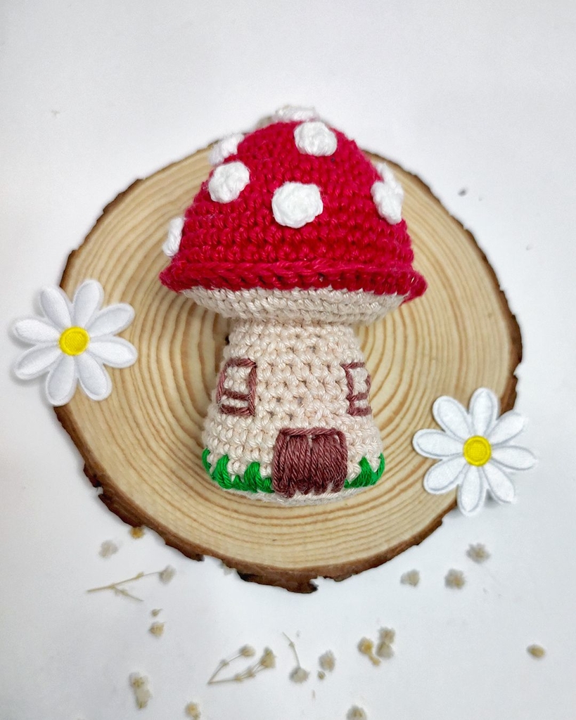 Cogumelo Chaveiro Amigurumi - por @ArteeManhaKids 