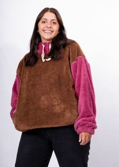 Buzo Canguro Marron Claro con Uva