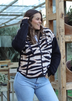 CAMPERA CORDERITO TIGRE BEIGE - Aoni Design Mayorista