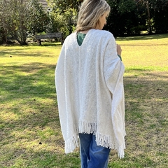 Poncho corto en color crudo - comprar online