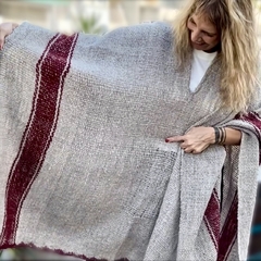 Poncho rayado gris y bordó
