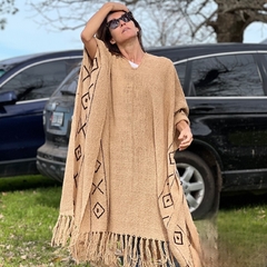 Poncho de lana beige con bordado color chocolate