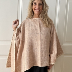 Poncho corto color cosquil y crudo