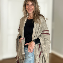 Ruana Clásica | Color ceniza y raya bordó