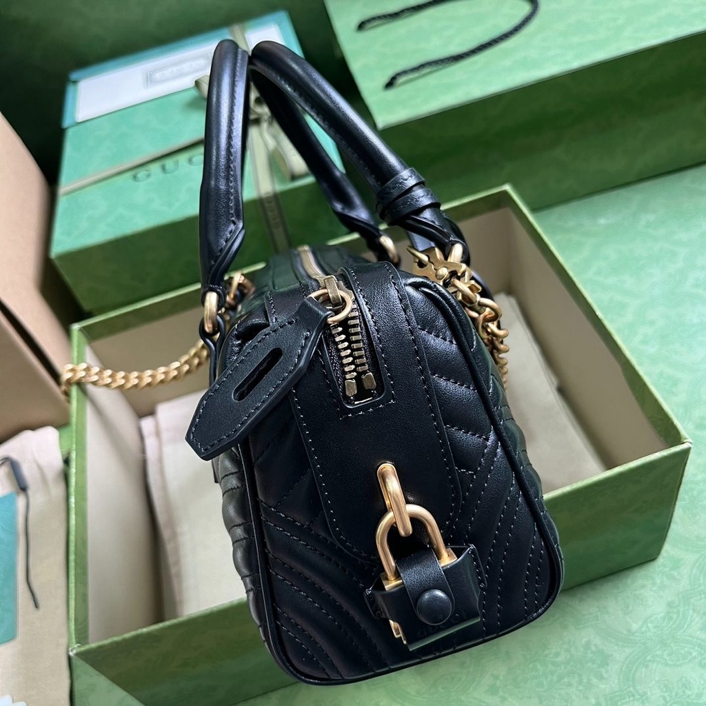 Gucci Bolsa GG Marmont pequena matelassê - Preto - Yu Bolsas