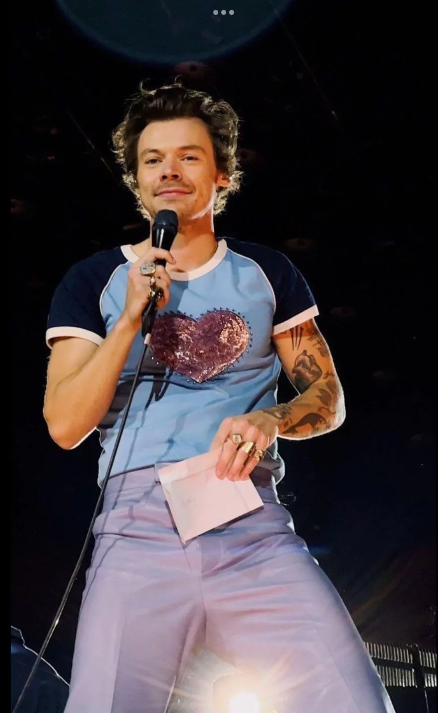 Playera Outfit Love on Tour Harry Styles corazón rosa