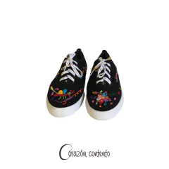 TENIS DE AGUJETA COLOR NEGRO NUMERO 24