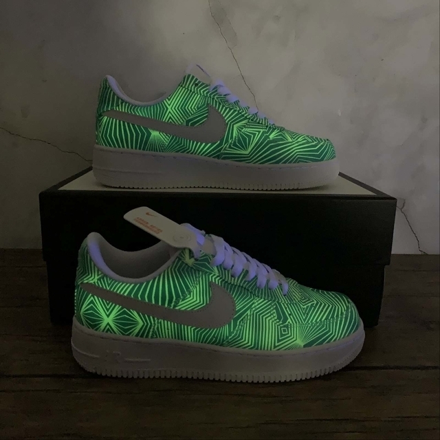 Luminous green hot sale nike