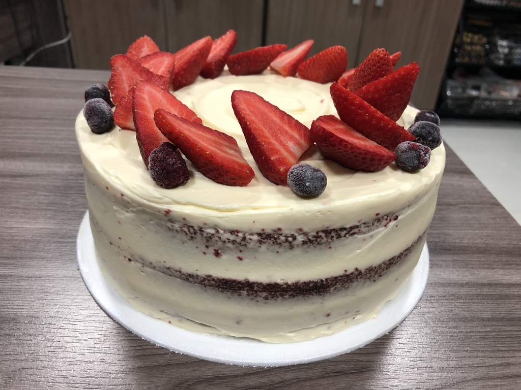 Bolo em fatias (slice cake) red velvet de frutas vermelhas