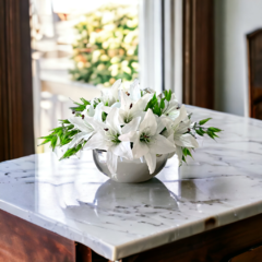 Arranjo de Flores Lírios artificiais no vaso prata espelhado