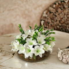 Arranjo de Flores Lírios artificiais no Vaso de vidro