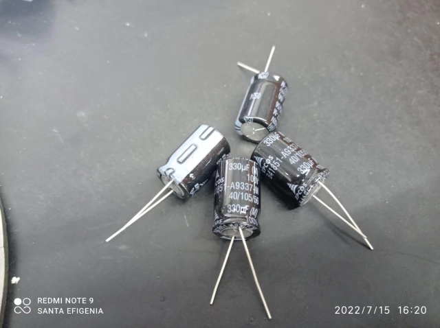 Capacitor Eletrolítico 330uf/100v 105° 16x25mm Serie B41851 Epcos