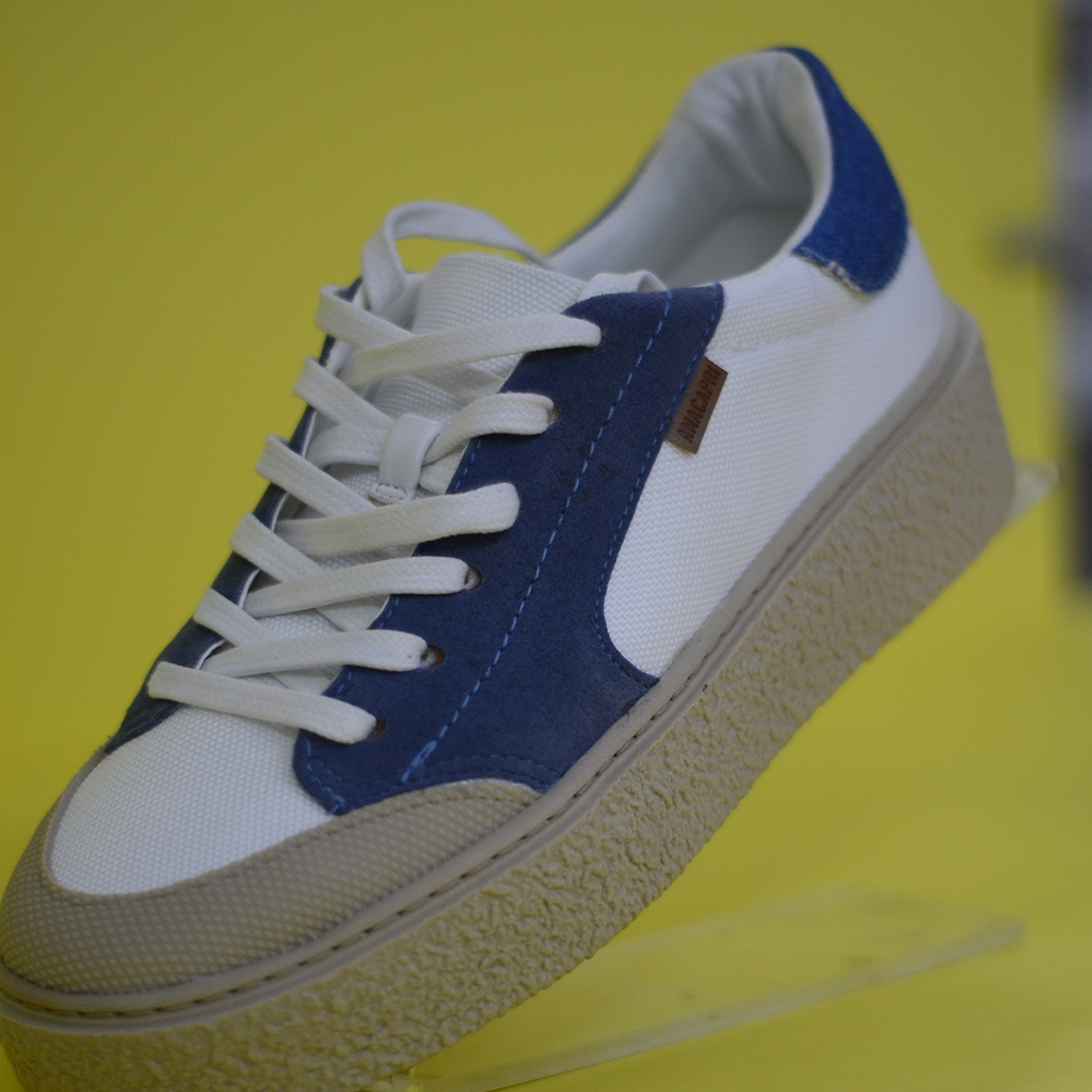 tenis azul e branco