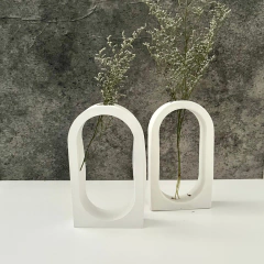 Florero resina acrílica- detalles metálicos