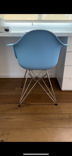 Sillón Eames Celeste con patas metálicas en internet