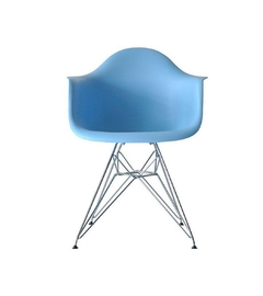 Sillón Eames Celeste con patas metálicas