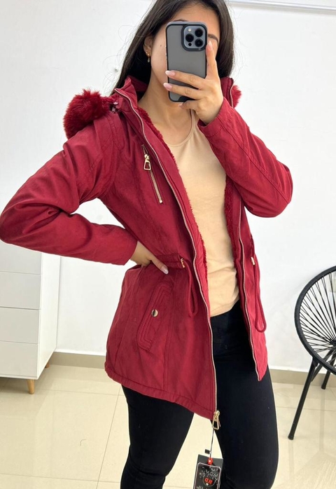 https://d2r9epyceweg5n.cloudfront.net/stores/003/117/822/products/campera-con-piel-roja-dama11-12a818e5572cad150d16832268674012-480-0.jpg