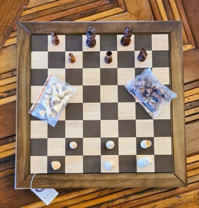 Tabuleiro De Xadrez E Números De Xadrez Em Cubos De Madeira Jogos De Puzzle  Em Mesa De Madeira Escura. Jogos Lógicos Populares Par Foto de Stock -  Imagem de movimento, xadrez: 221089924