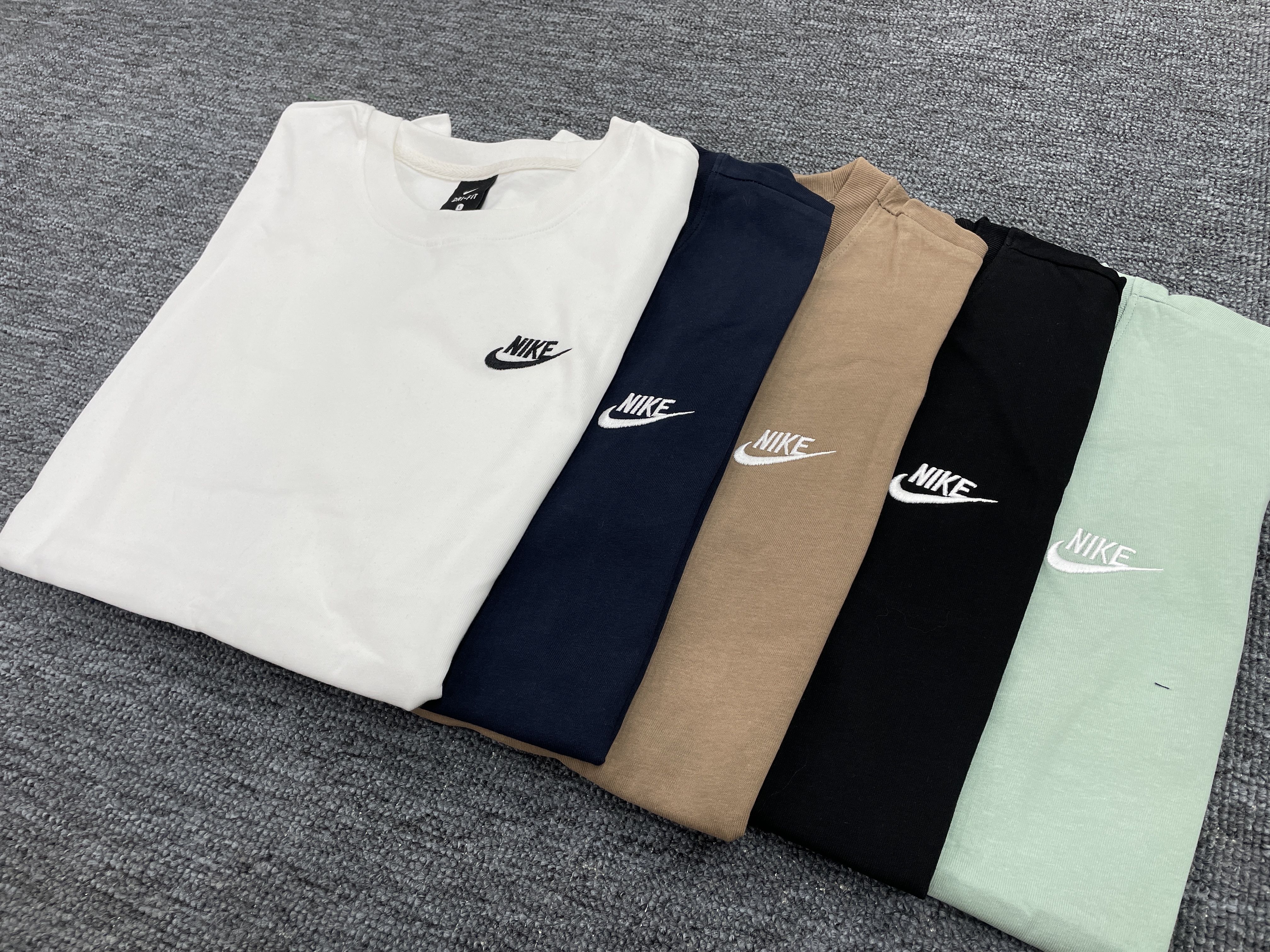 Nike small cheap logo tee