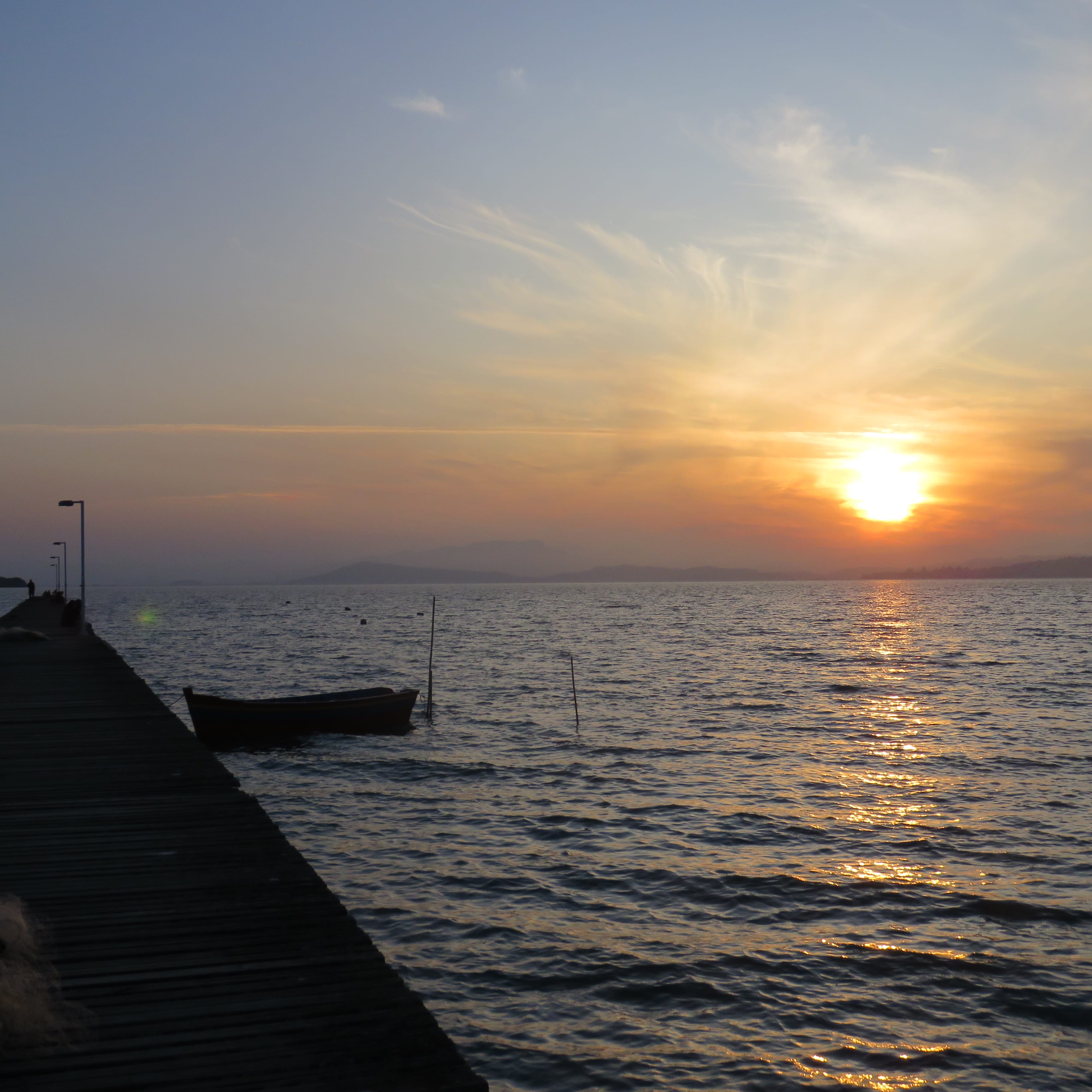 Deque a beira mar e o pôr do sol na ilha de Santa Catarina.