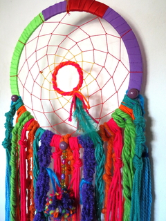 Atrapasueños Color, centro rojo y pluma turquesa - comprar online
