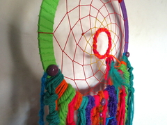 Atrapasueños Color, centro rojo y pluma turquesa - Álmica cosmética&deco