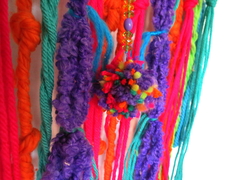 Atrapasueños Color, centro rojo y pluma turquesa - tienda online