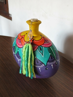 Botella de cerámica colorida en internet
