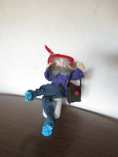 Duende saco azul, jean, cartera marrón y sombrero rojo