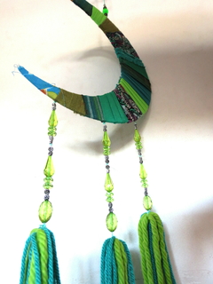 Luna verde colgante con borlas de lana - comprar online