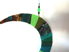 Luna verde colgante con borlas de lana en internet
