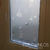 Esmerilado con peces, algas y estrellas de mar calados sobre paño liso aplicado en puerta de acceso al toilette.