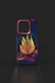 Funda "Embers of Elegance" - Estilo Azul Marino con Distintivo Rojo y Elementos de Fogata