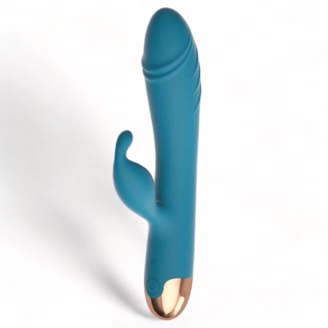 Com um toque suave e aveludado, além de detalhes metalizados que adicionam um toque de elegância, este vibrador é uma obra-prima em estimulação sexual. Sua capacidade de rotação de 360° é revolucionária, oferecendo 10 modos de vibração intensa que irão elevar suas experiências íntimas a outro nível.  Além disso, sua bateria recarregável via USB garante que você nunca fique sem energia na hora da diversão. O cabo USB está incluso para sua conveniência.  Com medidas aproximadas de 210 x 70 x 35 mm, este vibrador é o companheiro perfeito para satisfazer seus desejos e fantasias. Feito com materiais de alta qualidade, silicone e ABS, ele é seguro para o corpo e fácil de limpar.
