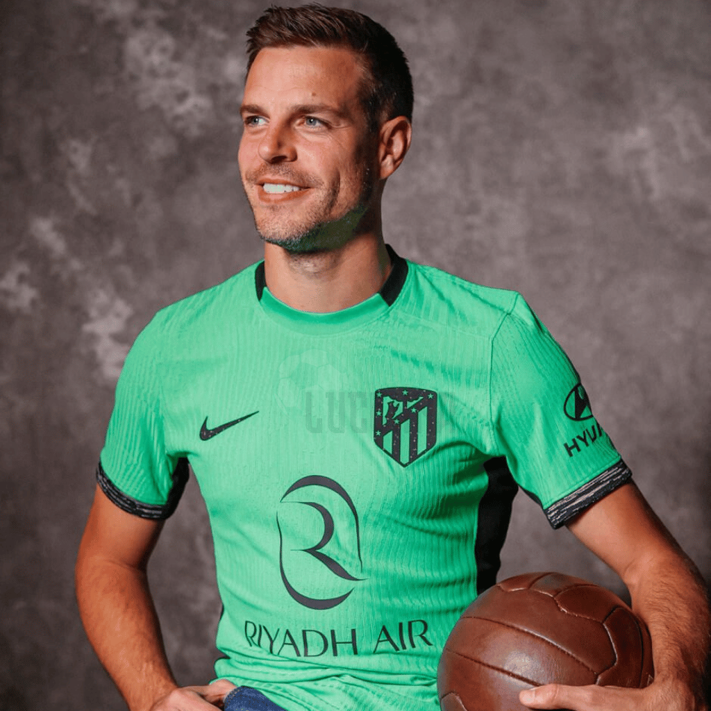 Nike, Liverpool Goalkeeper Home Shirt 2023 2024 Juniors, Preto/Verde