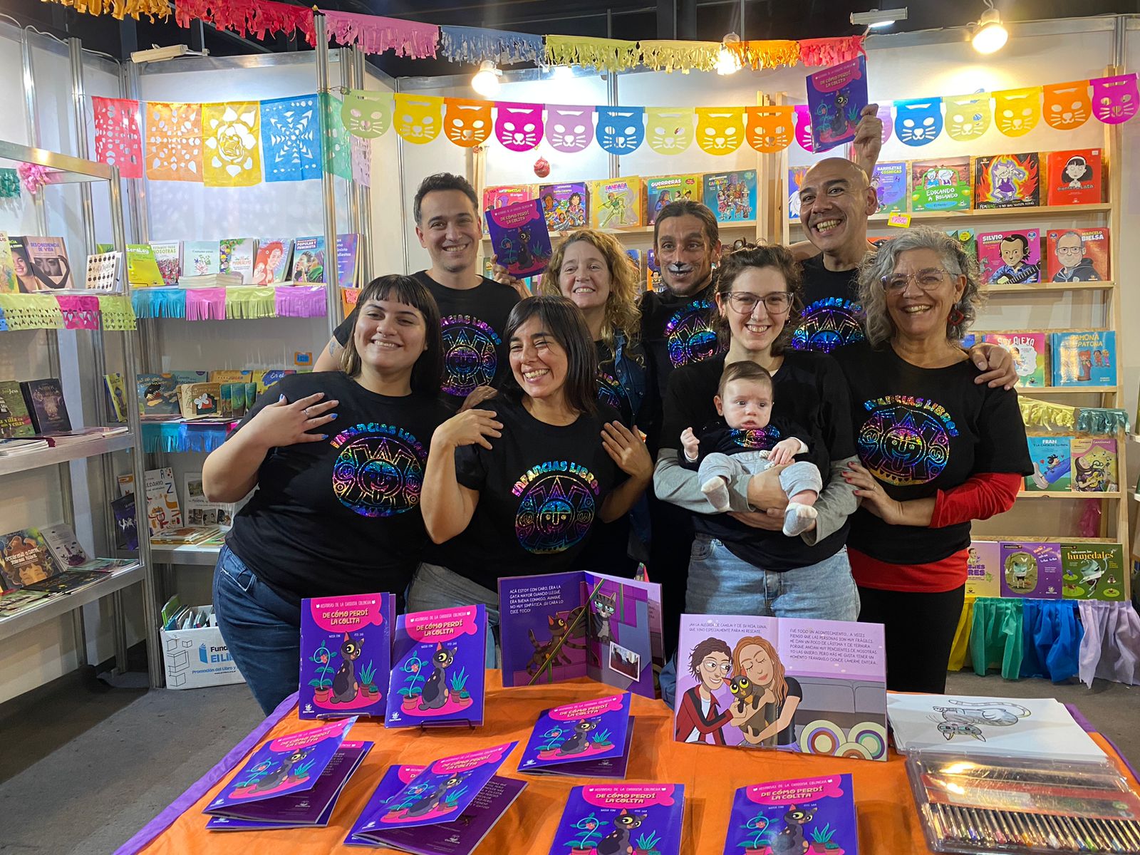 Foto grupal de los y las integrantes de la editorial Chirimbote en la Feria Internacional del Libro 2024.